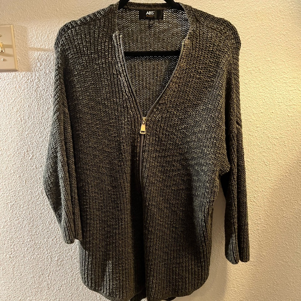 Green sweater, stylish gold zipper